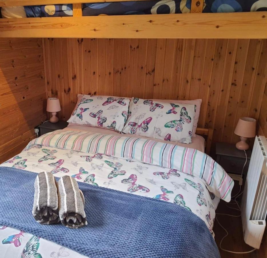Unique Sheperds Hut Private Hot Tub, Ensuite & Kitchenette Clodock Exterior foto