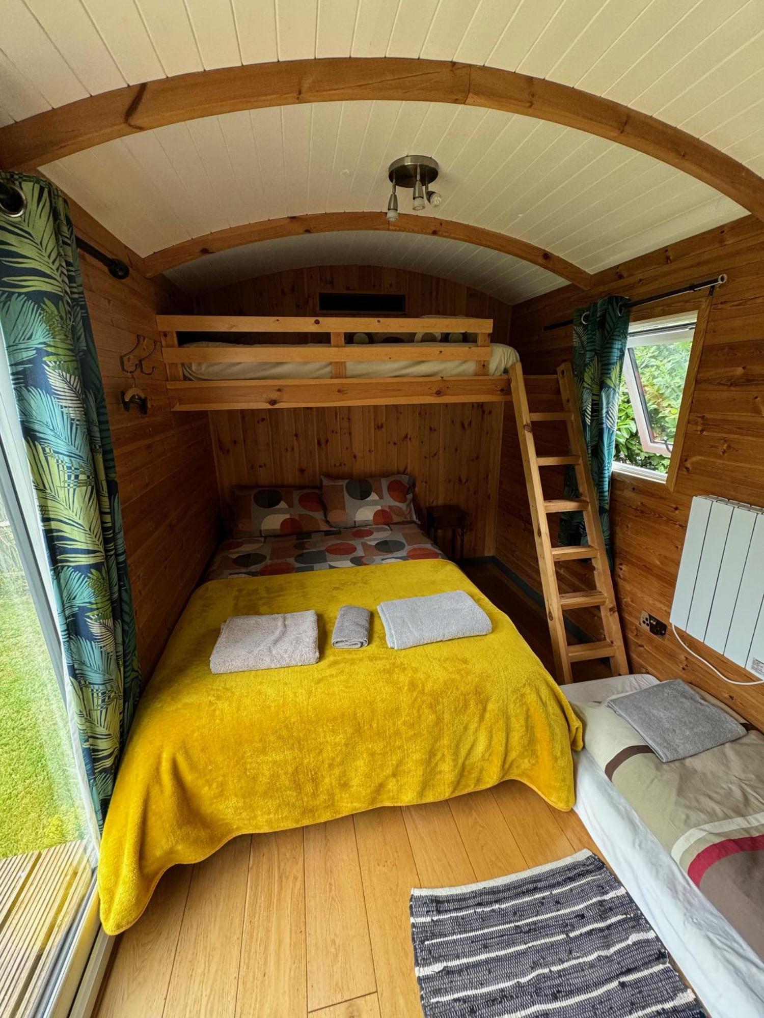 Unique Sheperds Hut Private Hot Tub, Ensuite & Kitchenette Clodock Exterior foto
