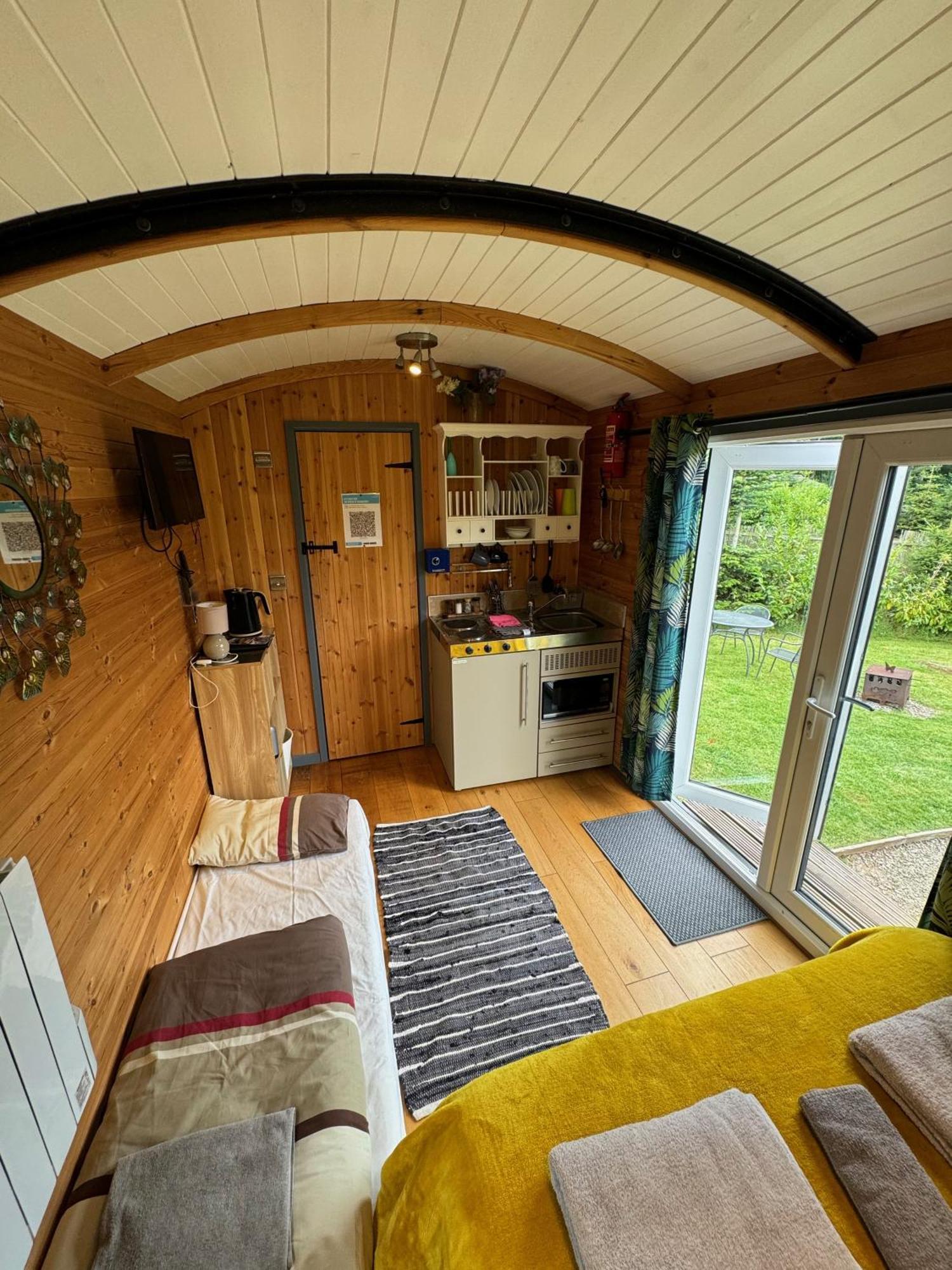 Unique Sheperds Hut Private Hot Tub, Ensuite & Kitchenette Clodock Exterior foto