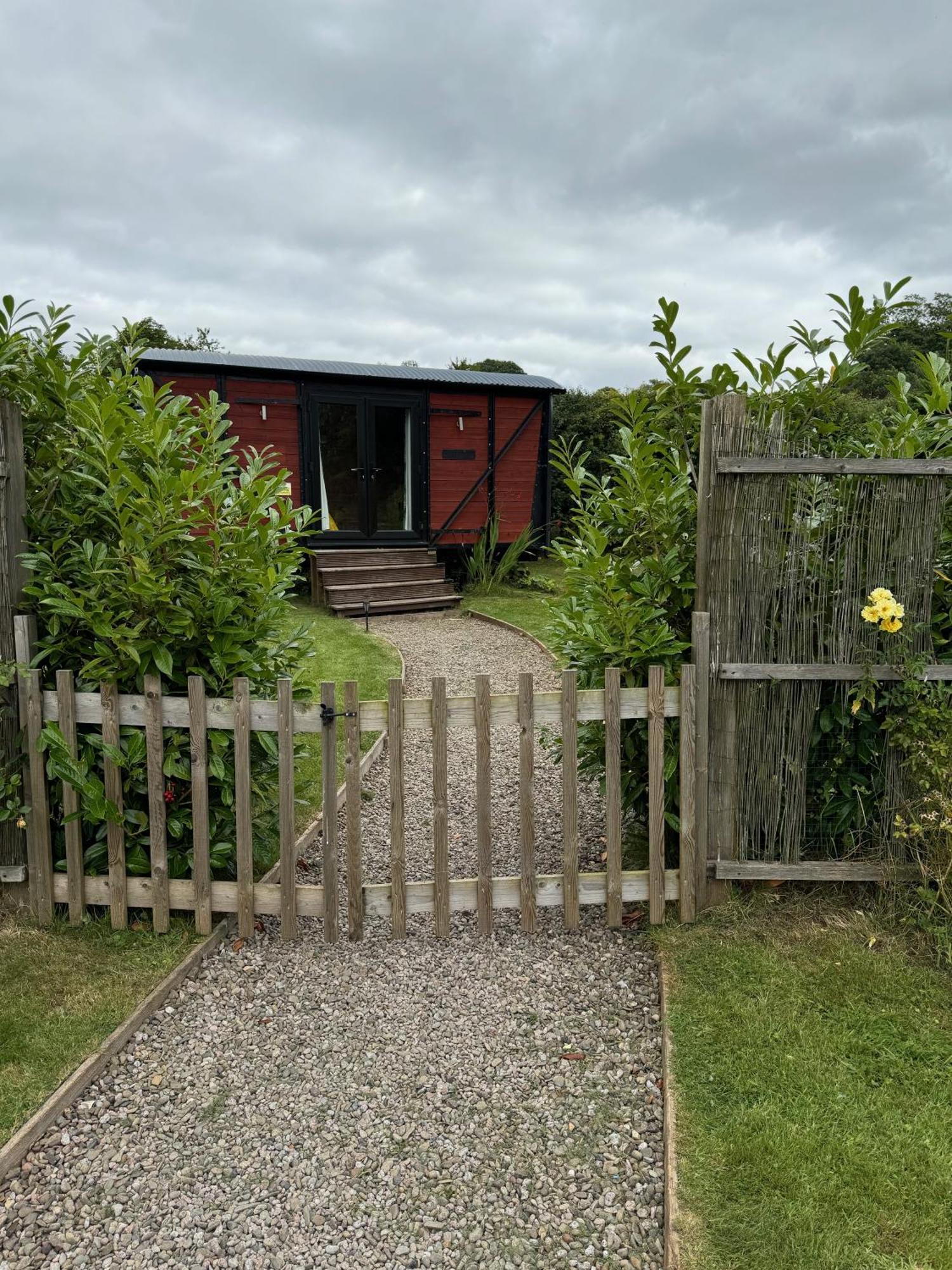 Unique Sheperds Hut Private Hot Tub, Ensuite & Kitchenette Clodock Exterior foto